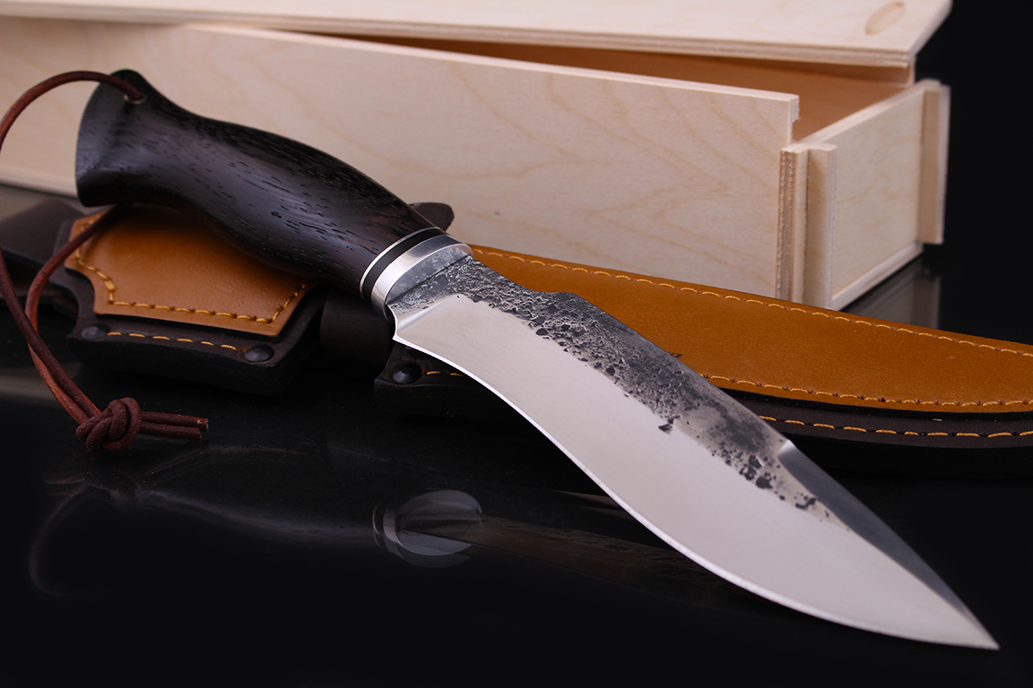Нож "Акула" кованая 95х18. Рукоять дерево Венге.